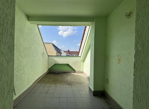 Dachterrasse - Unrenovierte Dachgeschosswohnung mit 5 Zimmern und Terrasse