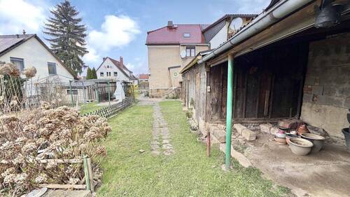 Schuppen im rückwärtigen Bereich - 