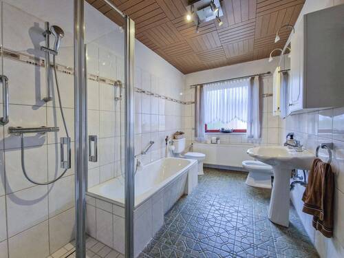 Badezimmer im Erdgeschoss - 