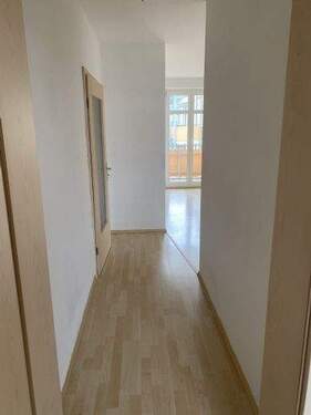 Flur - Etagenwohnung mit 52,10 m&sup2; in Chemnitz zur Miete