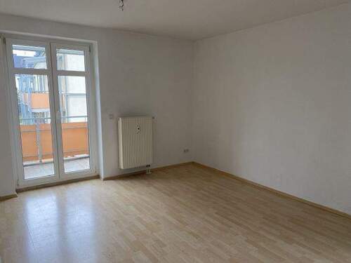 Wohnzimmer mit Zugang Balkon - 