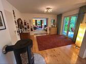 Zimmer zwischen Wohn- und Esszimmer mit Holzofen - 
