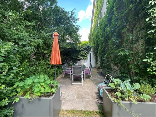 eingewachsene Terrasse mit viel Schatten bei der Küche - 
