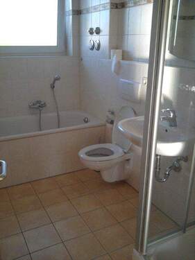 Bad mit Wanne und Dusche - 