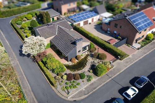 Vogelpespektive_Südansicht - Markantes Split-Level Wohnhaus aus 1964 mit moderner Doppelgarage in schöner Lage von Goch