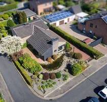 Markantes Split-Level Wohnhaus aus 1964 mit moderner Doppelgarage in schöner Lage von Goch