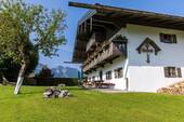 Traditionelles Bauernhaus in idyllischer Lage mit freiem Blick auf die umliegende Berglandschaft - BESONDERES ANWESEN IM CHIEMGAU: HIST. LANDHAUS MIT ALPENBLICK UND VIELSEITIGEN MÖGLICHKEITEN