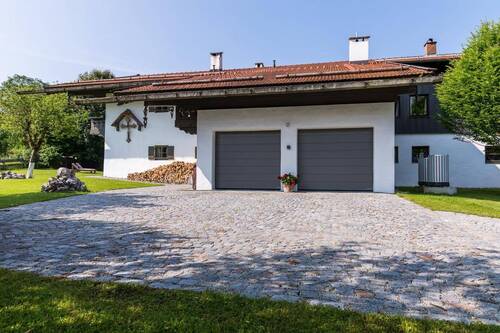 Doppelgarage mit direktem Zugang zum Wohnhaus - 1 Zimmer Einfamilienhaus in Inzell
