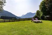 Weitläufiger Garten mit traumhaften Blick in die alpine Naturkulisse - 