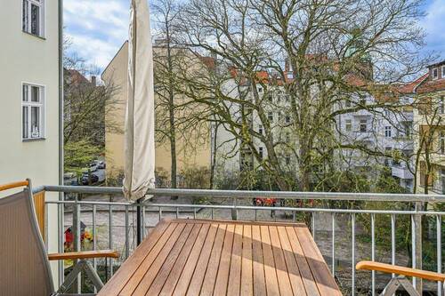 Wohnzimmer mit Balkon II nach Süden - 4 Zimmer Etagenwohnung in Berlin