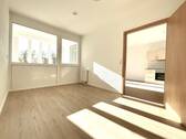 Schlafzimmer mit Blick ins Wohnzimmer - 