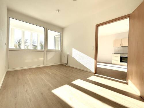 Schlafzimmer mit Blick ins Wohnzimmer - 