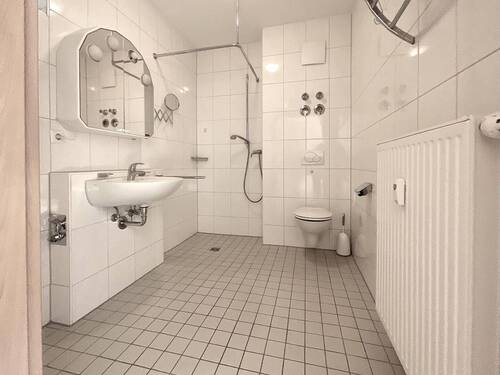 Badezimmer mit Dusche - 
