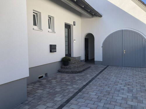 überdachter Hauseingang - 3 Zimmer Etagenwohnung zum Kaufen in Adelsdorf