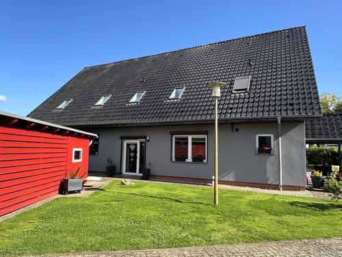 Blick zum Haupteingang - 