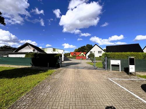 Zufahrt Anwesen - 1 Zimmer Mehrfamilienhaus, Wohnhaus zum Kaufen in Neustrelitz
