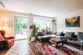 Blick in das Wohnzimmer - Reihenmittelhaus mit 140,70 m² in München zum Kaufen
