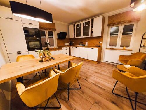 Küche mit Einbauküche und Klick-Vinyl - 