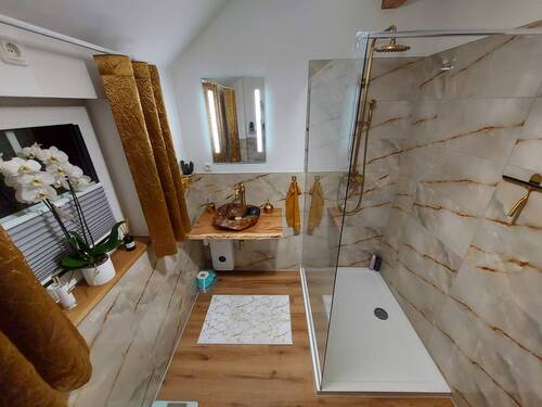 Walk-In Dusche und Holzwaschtisch - 