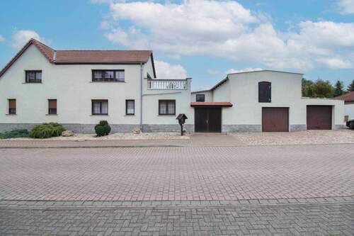 Hausansicht - Einfamilienhaus mit ELW und Photovoltaik, sowie eigene Oase im Garten