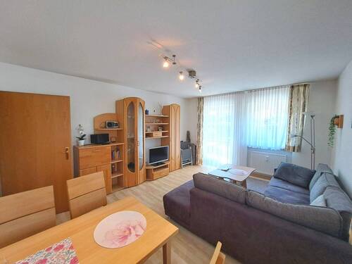 Wohnzimmer - Großzügige 2-Zimmer-Ferienwohnung mit Balkon und Stellplatz in Bad Füssing, Egglfing zum Kauf