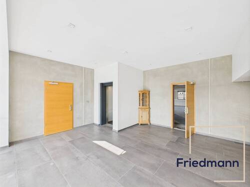 Treppenhaus OG mit Aufzug und Zugängen (1) - 