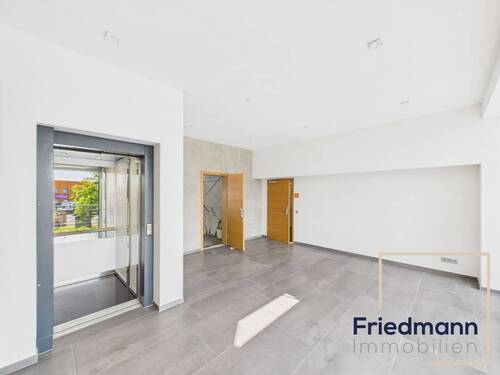 Treppenhaus OG mit Aufzug und Zugängen (2) - 