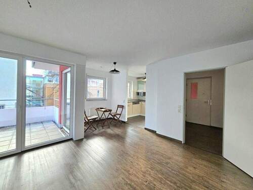 Wohnzimmer mit Essecke - 2 Zimmer Etagenwohnung zum Kaufen in Denkingen