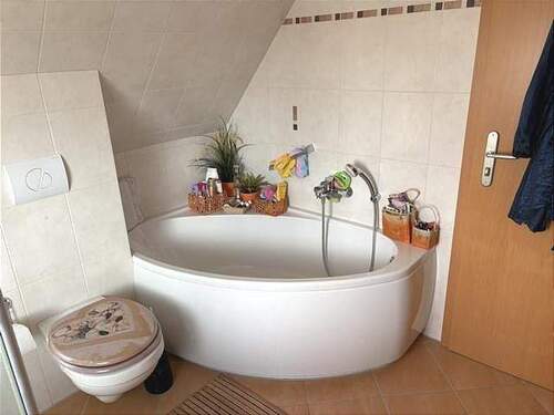 Bad mit Wanne und Dusche im DG - 