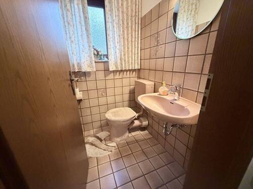 Gäste-WC links - Einfamilienhaus mit 238,00 m&sup2; in Bremen zum Kaufen