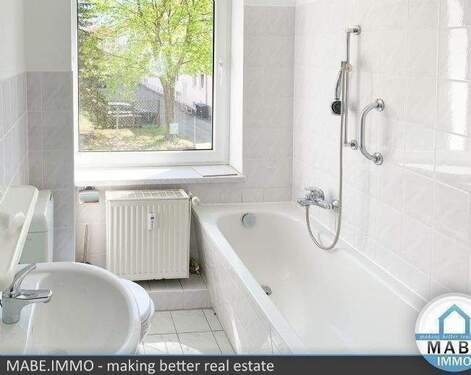 Badezimmer mit Wanne - 