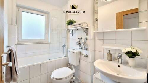 Ein Ort zum Wohlfühlen – helles Badezimmer mit Fenster - 