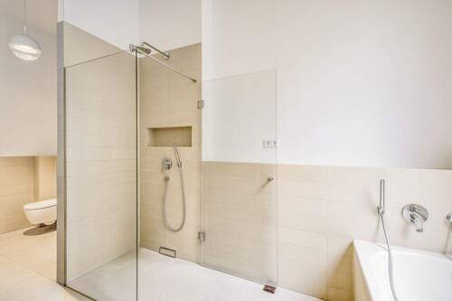 Bad mit ebenerdiger Dusche, Badewanne und Fenster - 