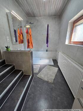 Bad mit Dusche im EG - 