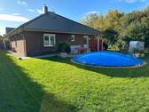 Ostansicht mit Garten und Pool - Bungalow mit zwei Terrassen und Außenpool im Grünen