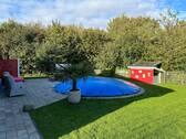 Blick auf Garten, Terrasse und Pool - 3 Zimmer Bungalow zum Kaufen in Schönkirchen