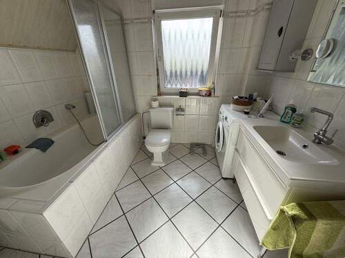 Bad mit Wanne - 