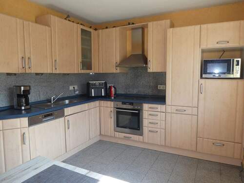 Küche mit Einbauküche - 