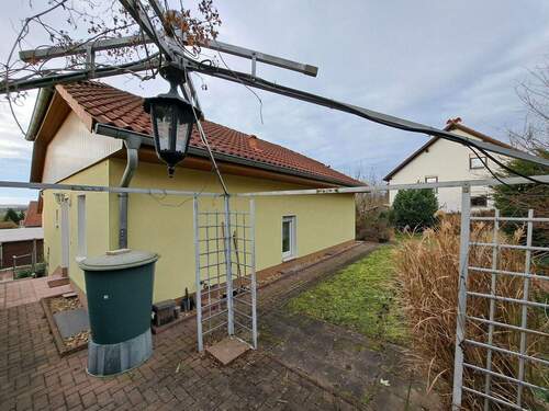 Rückansicht Haus - 4 Zimmer Einfamilienhaus zum Kaufen in Hohenmölsen