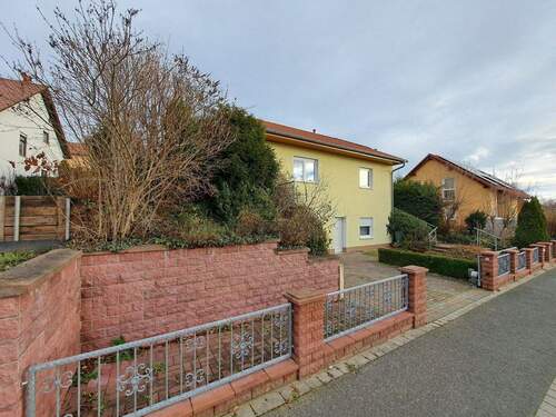 Straßenansicht Tonnenniesche - Einfamilienhaus mit 74,00 m&sup2; in Hohenmölsen zum Kaufen