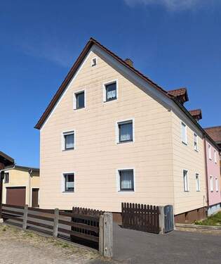 Vorderansicht - 9 Zimmer Doppelhaushälfte zum Kaufen in Waldsassen