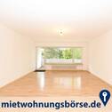 Wohnzimmer - AIGNER - Großzügige 4-Zimmer-Wohnung mit zwei Balkonen in Laim!
