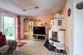 Wohnzimmer mit Kamin - 6 Zimmer Einfamilienhaus zum Kaufen in Oberelsbach