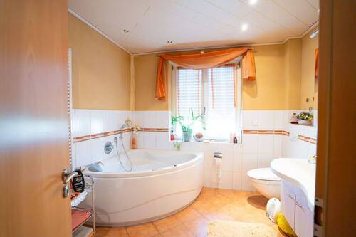 Badezimmer mit Wanne - 