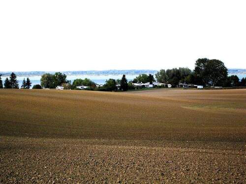 Blick auf Siedlung und See - 