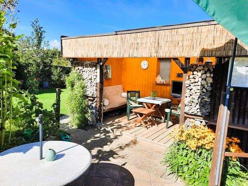 überdachte Terrasse am Giebel - 2 Zimmer Bungalow in Sommersdorf