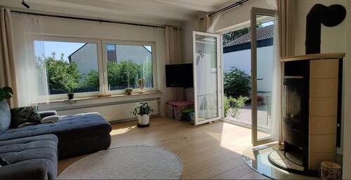 EG WZ m. Kaminofen.jpg - Einfamilienhaus mit 141,00 m&sup2; in Niederwerrn zum Kaufen