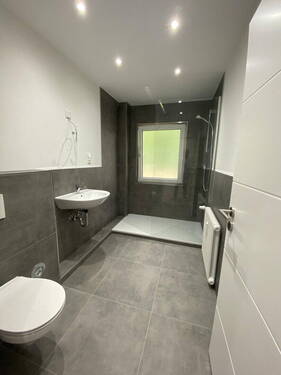 Badezimmer - Attraktive 4-Zimmer-Wohnung mit Balkon in Aldenhoven - frisch saniert & sofort bezugsbereit