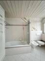 Badezimmer mit Duschwanne - 