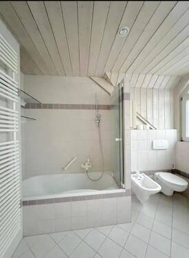 Badezimmer mit Duschwanne - 